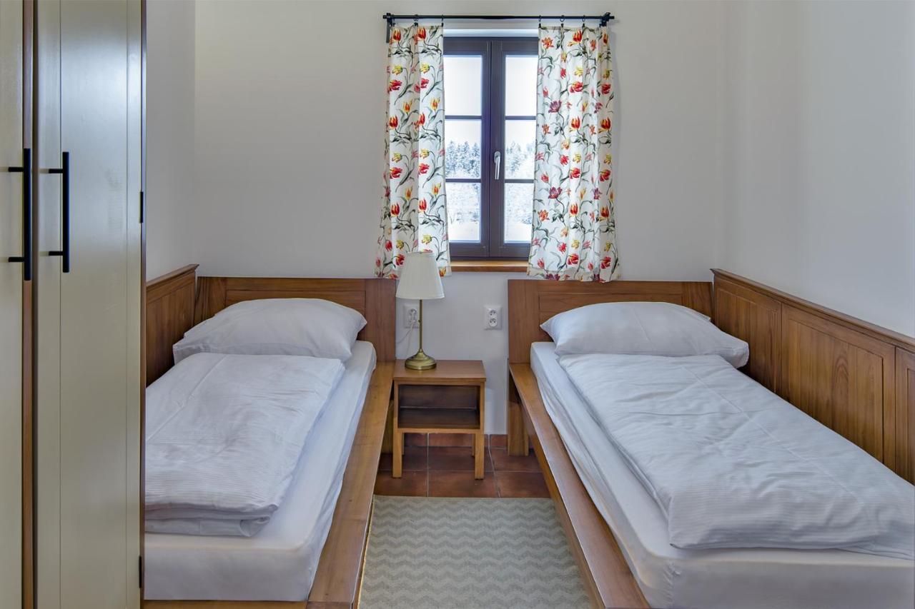 Dvur Liskovy Vrch Hotel Стражни Екстериор снимка