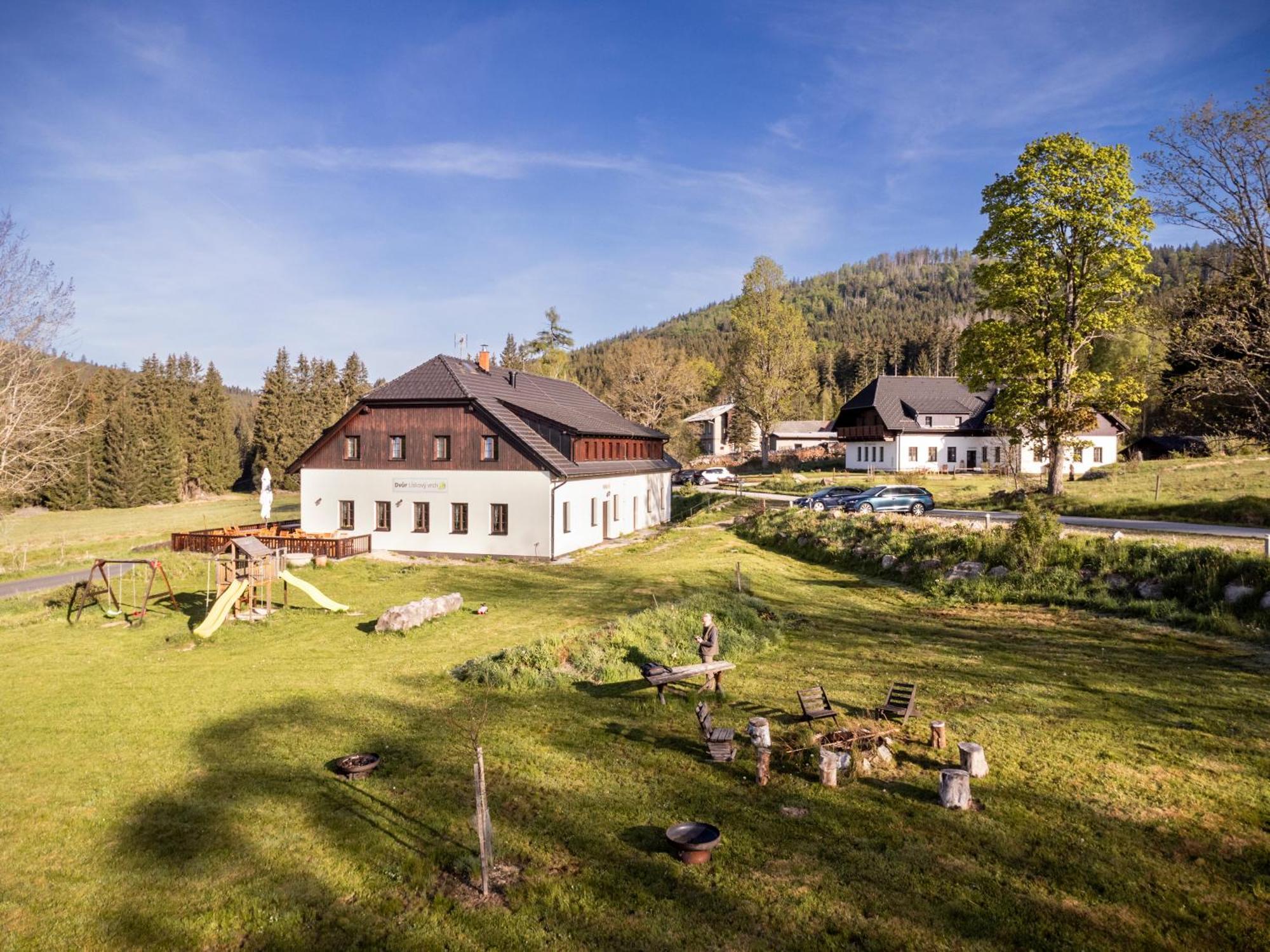 Dvur Liskovy Vrch Hotel Стражни Екстериор снимка