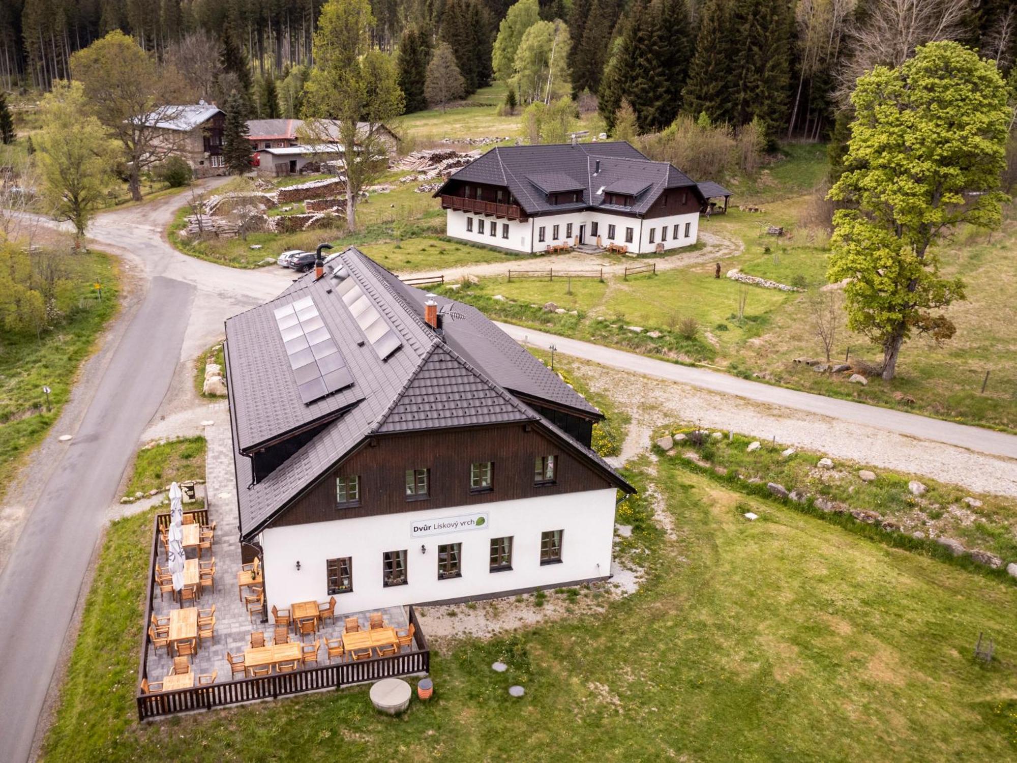 Dvur Liskovy Vrch Hotel Стражни Екстериор снимка